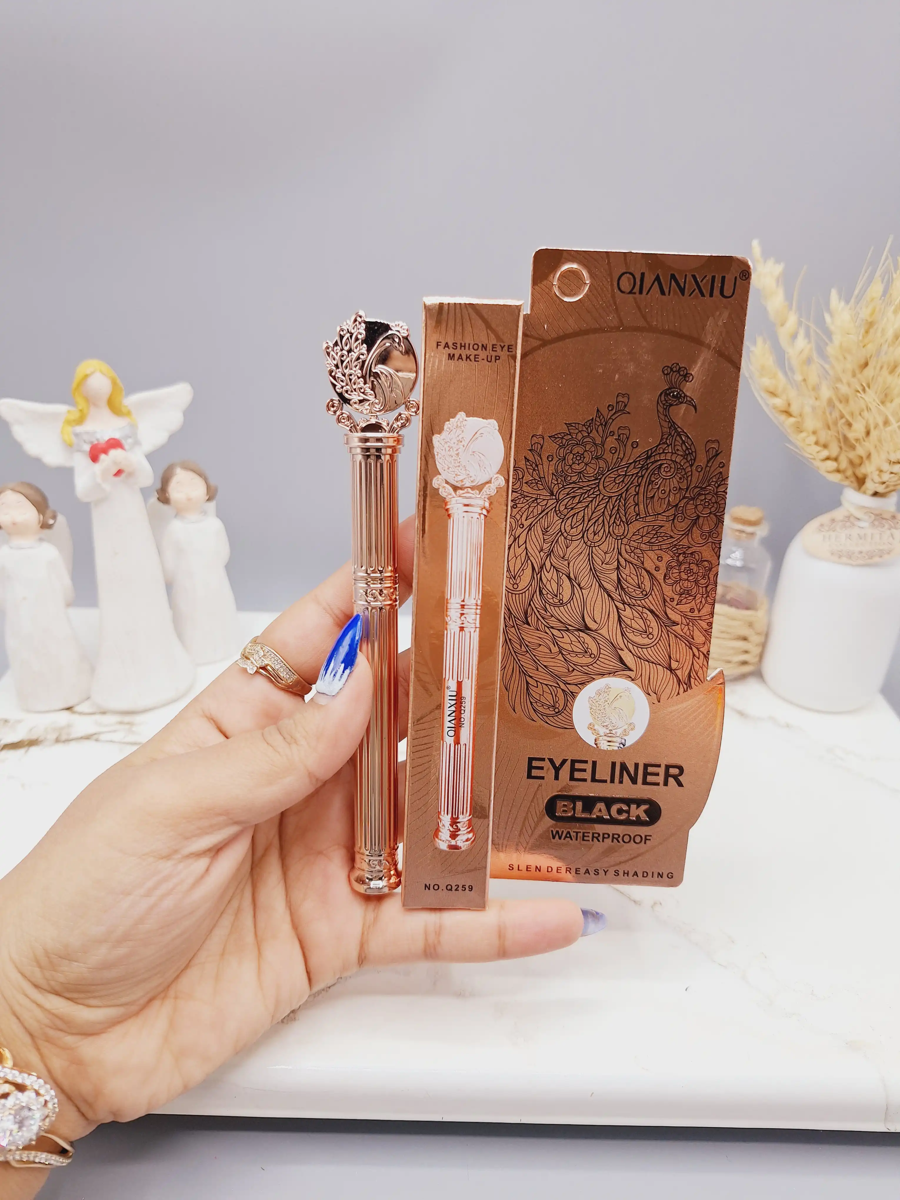 خط چشم ماژیکی ضد آب سلطنتی طرح طاووس همراه آینه فوق لاکچری برند ‏QIANXIU‏ کد 259