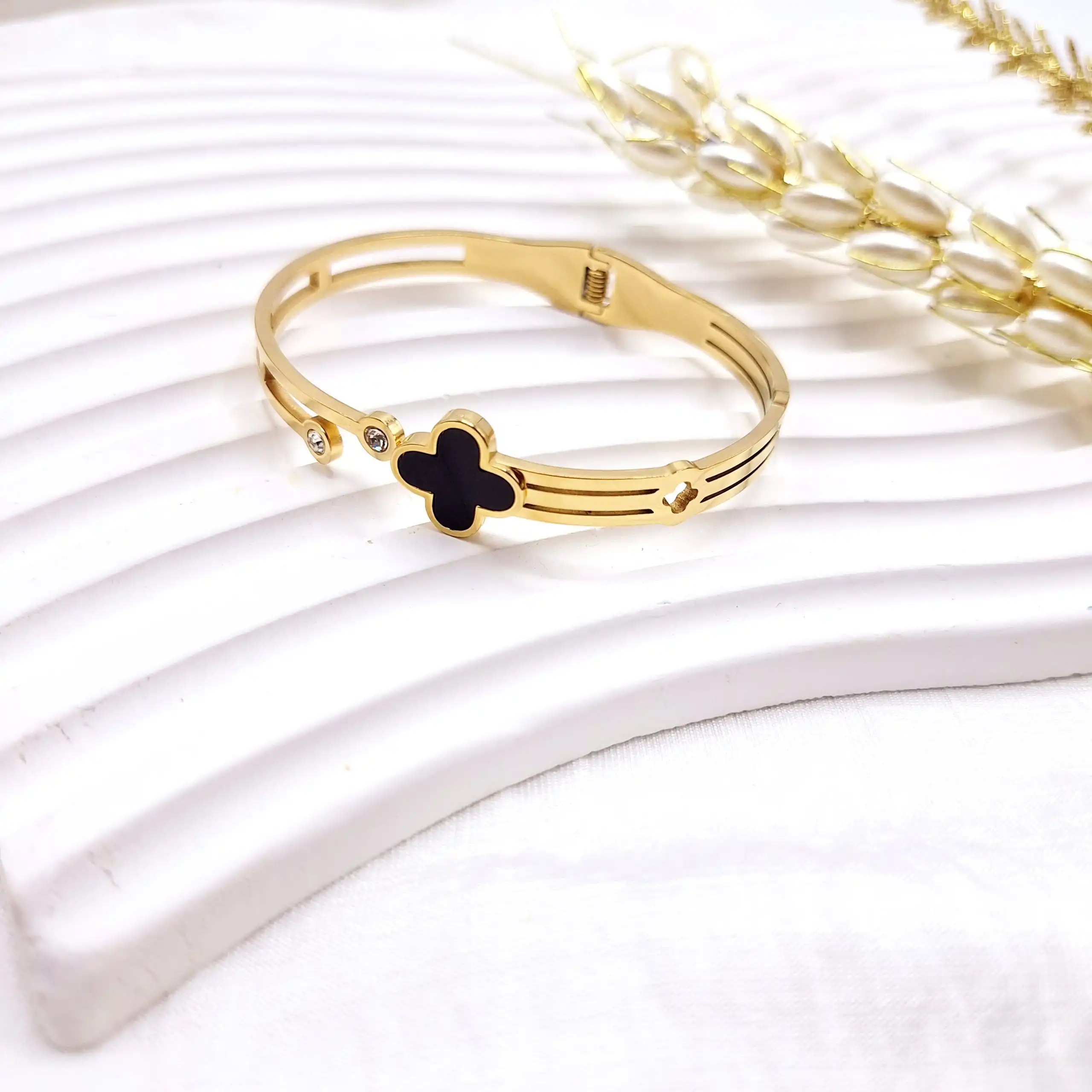 دستبند طلایی شاخه ای طرح ونکلیف مشکی